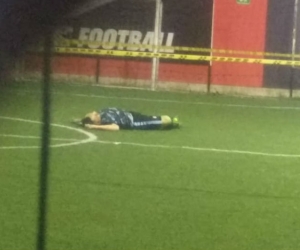 Cuerpo del hombre sobre la cancha donde jugaba.