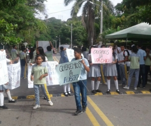 Protestas en vía a Minca, por parte de comunidad que exige la aparición del menor Alberto Cardona Sanguino.