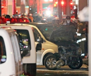 La policía acordonó inmediatamente la calle, que estaba llena de gente que celebraba el Año Nuevo.