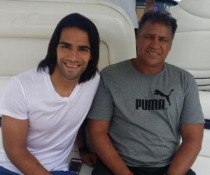 El jugador Radamel Falcao García junto a su padre Radamel García King.