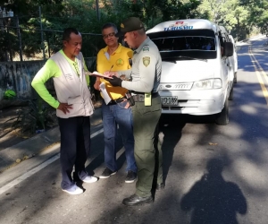 La Policía está realizando controles a los vehículos que prestan servicios turísticos.