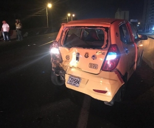 El taxi fue impactado por la parte trasera.