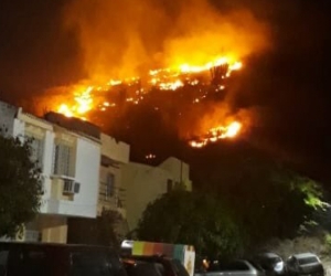 Los bomberos controlaron y liquidaron el incendio en el cerro de El Rodadero.