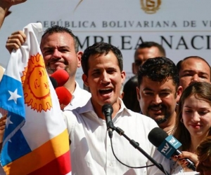 Guaidó dijo a periodistas que la versión oficial demuestra que Maduro "ya no controla las Fuerzas Armadas".