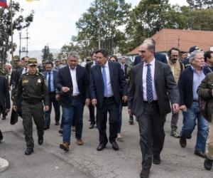 Momento en que el presidente y el fiscal hacen el recorrido en el lugar del acto terrorista.