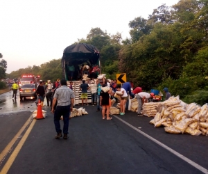 El tractocamión cargada arroz, una parte se incendió, otra se salvó y otra la cargó la comunidad. 