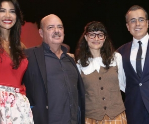 El libretista Fernando Gaitán junto a algunos del elenco de Bety la fea