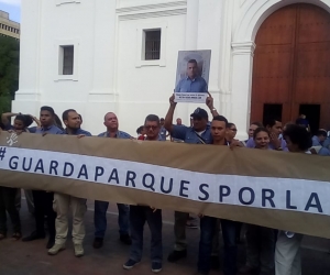 Con diferentes pancartas protestaron los trabajadores de Parques. 