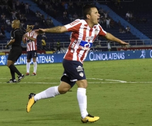 Roger Torres celebrando el gol de su debut con la camiseta 'tiburona'.