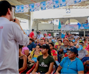 El Mello reunido con simpatizantes de su campaña.