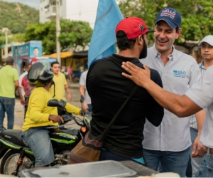 El Mello reunido con simpatizantes de su campaña.