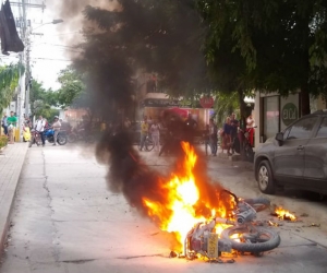 Hombre incendia su moto frente a Socol