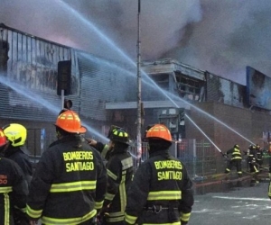 Tres personas murieron en un incendio que se produjo en medio del saqueo de un enorme supermercado.