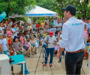 El Mello reunido con simpatizantes de su campaña.