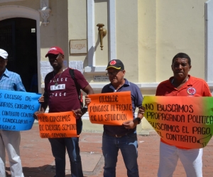 Los obreros exigen el pago por su trabajo.