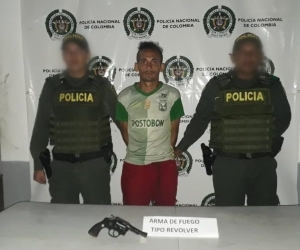 Kevin José Restrepo Montalvo con el arma homicida.