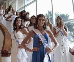 La señorita Colombia Gabriela Tafur junto a las 22 candidatas de esta edición.