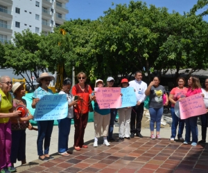 Feligreses realizan plantón para protestar por construcción de pozo. 