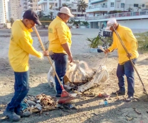 Essmar limpia la playa de 'Los Cocos'