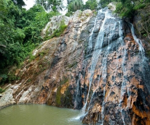 Cascada en la isla  Ko Samui.