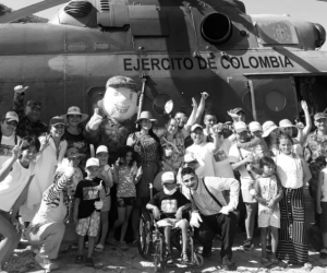 Los niños conocieron el mar y uno de los helicópteros del Ejército.