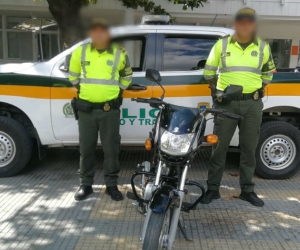 Motocicleta recuperada por la Policía en Santa Marta.