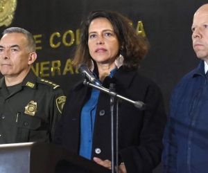 El Director de la Policía, General Óscar Atehortúa; la Ministra del Interior, Nancy Patricia Gutiérrez y el ViceDefensor, Jorge Calero.