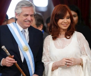 Alberto Fernández asumió este martes la Presidencia de Argentina. A su lado Cristina Fernández, su vicepresidenta.