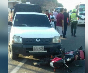 Según testigos del incidente, supuestamente el vehículo arrolló a los motorizados.