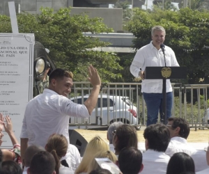 Teófilo Gutiérrez saluda, tras el Presidente agradecerle por el desempeño del Junior.