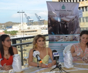 Rueda de prensa en Santa Marta con Adriana Lucía
