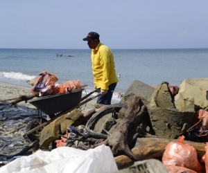 Colchones, partes de vehículos y electrodomésticos fueron retirados de las playas