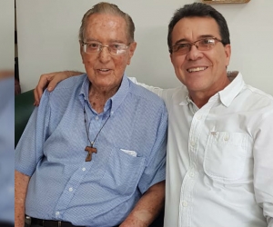 El docente Hugo Orozco, en compañía de Fray Gustavo Trujillo (q.e.p.d.)