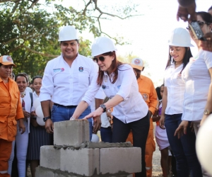 La Gobernadora puso la primera piedra de los parques. 