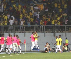 Los colombianos celebrando el gol de Andrés Felipe Reyes.