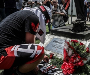 Un hombre pone flores en homenaje a las víctimas del incendio registrado en la madrugada de este viernes, en el centro de entrenamiento del club de fútbol Flamengo.