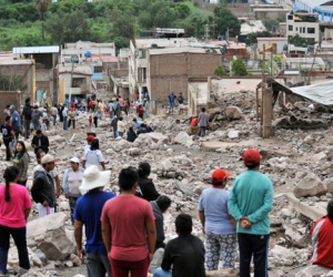  Los deslizamientos de lodo y rocas también provocaron la caída de un puente.
