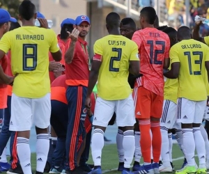 El DT Arturo Reyes instruyendo al equipo.