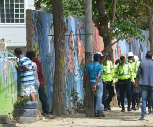 Muro en demolición por funcionarios de la Udep