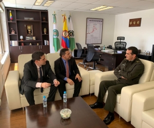 El alcalde Rafael Martínez y el secretario de Seguridad, Camilo George, reunidos con el director de Seguridad Ciudadana de la Policía, general William Salamanca.