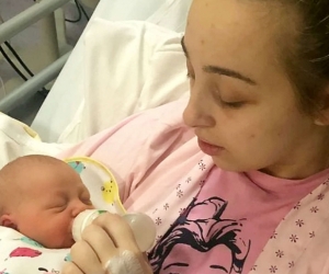 Joven madre y su hija. La mujer no supo que estaba embarazada, hasta  que dio a luz estando en coma.