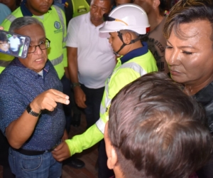 Momento en que el secretario Adolfo Bula discutía con los organizadores del evento gay.