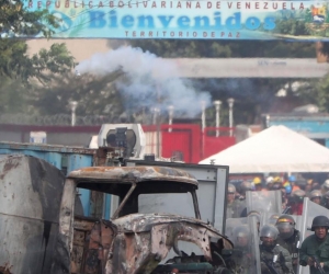 anifestantes se enfrentan con la Guardia Nacional Bolivariana en el lado colombiano del Puente Internacional Simón Bolívar.