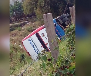 Un bus afiliado a la empresa Torcoroma se volcó en la Troncal del Caribe