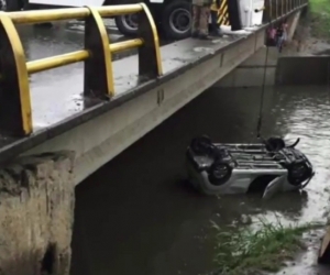 Accidente en Medellín; mujer pierde control de su vehículo y cae a quebrada La Iguaná