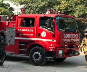 Los bomberos hicieron presencia en el lugar y extinguieron el humo, aunque ya las llaman habían sido controladas.