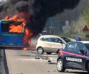 Chofer de bus escolar lo incendia para aparentemente quitarse la vida, en Italia