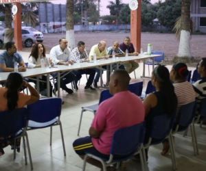 Reunión entre representantes de MinEducación, Gobernación, Contratista y empleados de la institución.