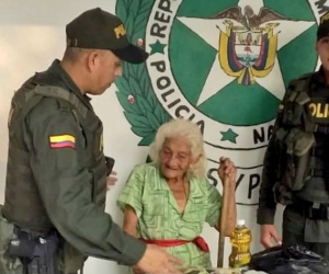 Abuelita beneficiada con un mercado.