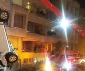 Camioneta siendo rescatada por los Bomberos